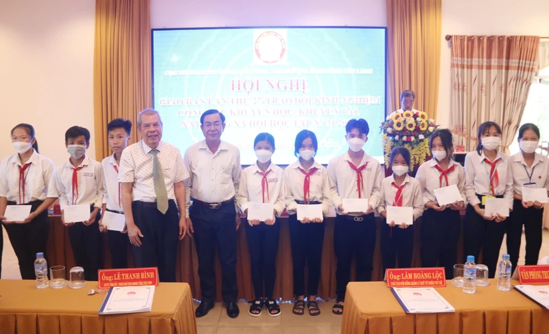 Học sinh có hoàn cảnh khó khăn được Hội Khuyến học tỉnh Trà Vinh trao học bổng.