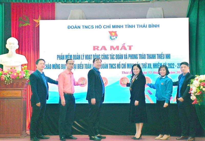 Các đại biểu bấm nút khai trương phần mềm Quản lý công tác đoàn và phong trào thanh thiếu nhi tỉnh Thái Bình.