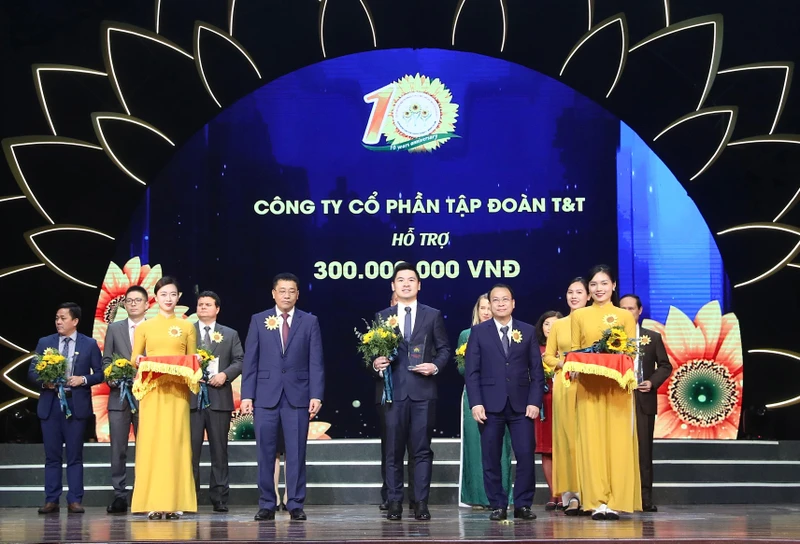 Ông Đỗ Vinh Quang, Phó Chủ tịch Hội đồng quản trị thay mặt Tập đoàn T&T Group trao tặng 300 triệu đồng cho Quỹ Hỗ trợ bệnh nhân ung thư “Ngày mai tươi sáng”.