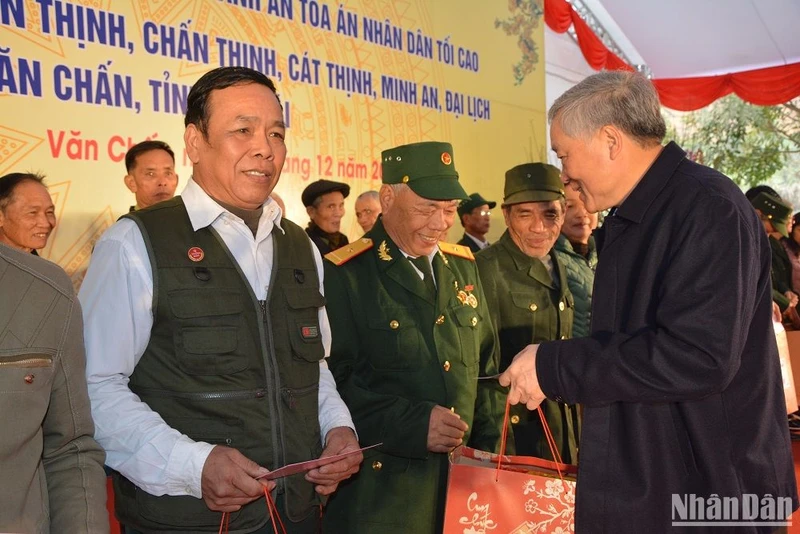 Đồng chí Nguyễn Hòa Bình tặng quà các gia đình chính sách, người nghèo, người lao động tại huyện Văn Chấn, tỉnh Yên Bái.