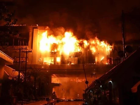 Lửa bốc ngùn ngụt tại hiện trường vụ cháy tổ hợp sòng bạc và khách sạn Grand Diamond City ở thành phố Poipet, tỉnh Banteay Meanchey, miền tây Campuchia, ngày 29/12/2022. (Ảnh: AFP/TTXVN)