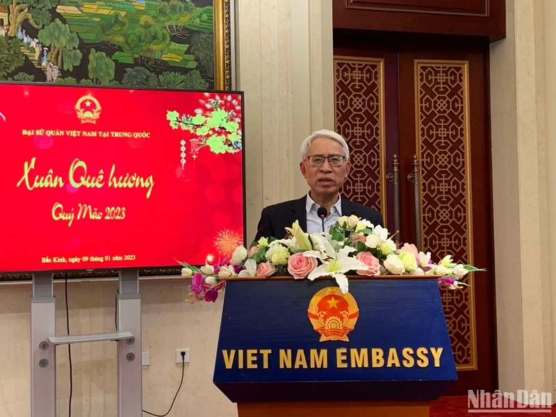 Đại sứ Phạm Sao Mai phát biểu ý kiến tại buổi gặp mặt. 