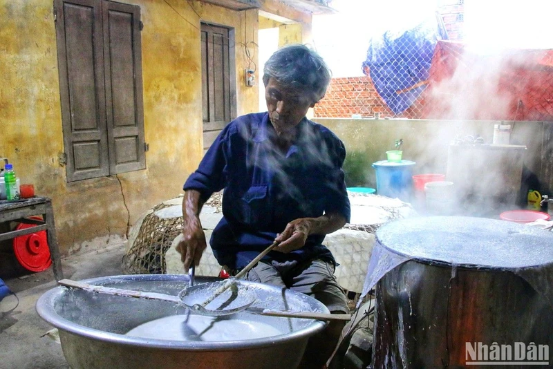 Ông Đặng Bê (68 tuổi), trú thôn Túy Loan Tây với nghề làm bánh đã gần 50 năm.