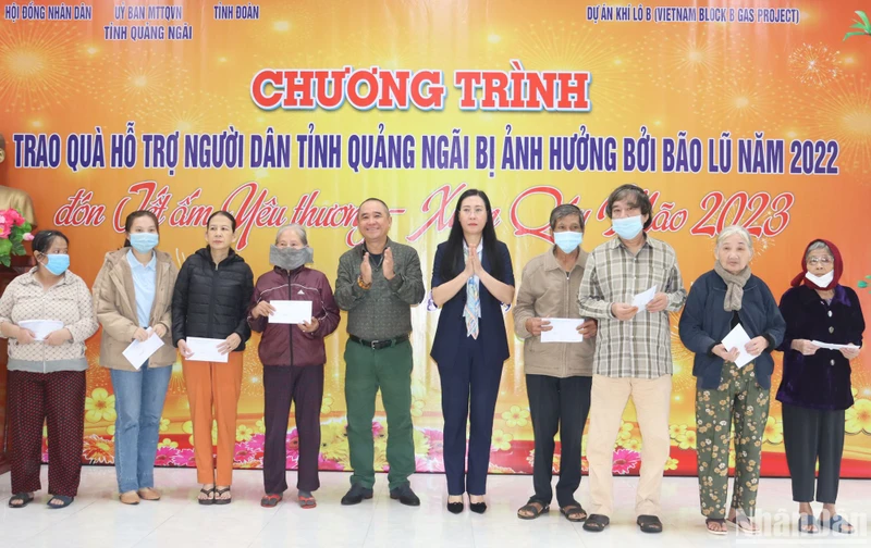 Bí thư Tỉnh ủy Quảng Ngãi Bùi Thị Quỳnh Vân cùng lãnh đạo Công ty Điều hành Dầu khí Phú Quốc tặng quà Tết cho bà con phường Nguyễn Nghiêm, thành phố Quảng Ngãi. 