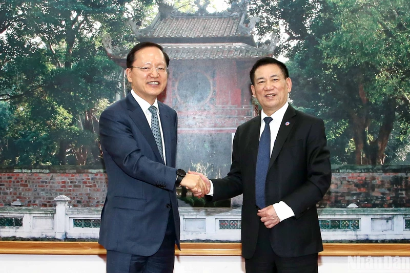 Bộ trưởng Tài chính Hồ Đức Phớc (bên phải) cùng Tổng Giám đốc Tập đoàn Samsung Electronics Phụ trách tài chính Park Hark Kyu.