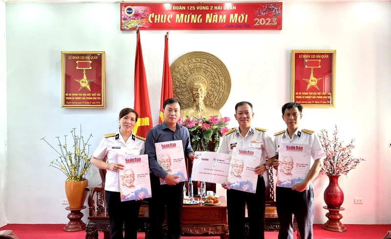 Trao tặng Báo Nhân Dân Xuân Quý Mão 2023 cho cán bộ, chiến sĩ Lữ đoàn 125 Hải quân.
