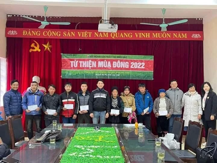 Công ty Bất động sản Tuấn 123 tặng quà Tết cho người nghèo tại Lào Cai.