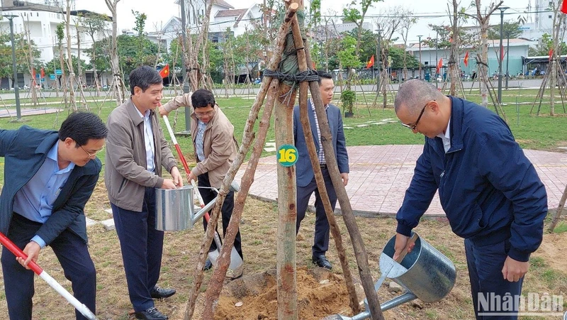 Lãnh đạo tỉnh Phú Yên tham gia trồng cây xanh tại lễ phát động.