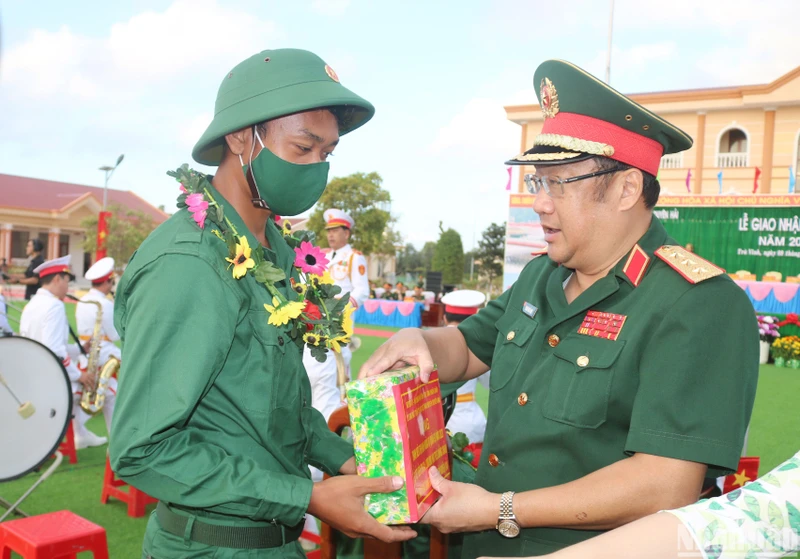 Thượng tướng Phạm Hoài Nam, Ủy viên Ban Chấp hành Trung ương Đảng, Thứ trưởng Quốc phòng trao quà cho tân binh.