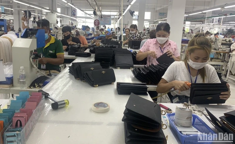 Sản xuất túi xách xuất khẩu tại Công ty Cổ phần đầu tư Thái Bình ở Bình Dương trong những ngày đầu xuân Quý Mão 2023.