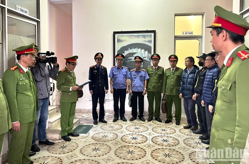 Cơ quan Cảnh sát điều tra Công an tỉnh Thừa Thiên Huế đọc lệnh khởi tố vụ án hình sự, khởi tố các bị can về tội nhận hối lộ.