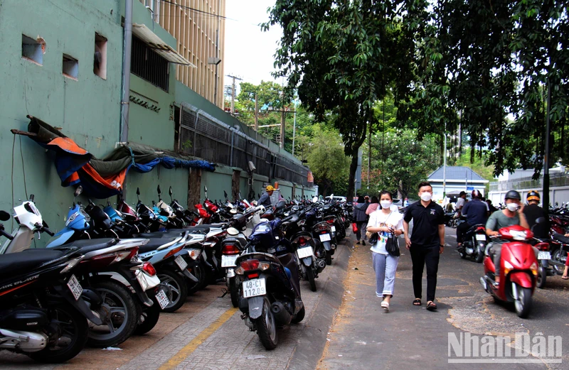 Vỉa hè trên đường Đặng Thái Thân (cạnh Bệnh viện Đại học Y dược) bị biến thành bãi giữ xe máy.