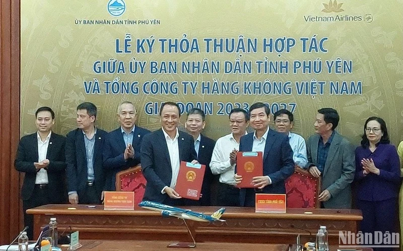 Lãnh đạo tỉnh Phú Yên và Vietnam Airlines ký kết thỏa thuận hợp tác giai đoạn 2023-2027.