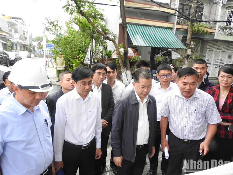 Bí thư Thành ủy Đà Nẵng Nguyễn Văn Quảng nghe báo cáo tiến độ thực hiện việc cải tạo đường có mặt cắt quá nhỏ.