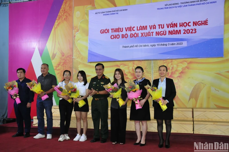 Đại tá Nguyễn Tuấn Bảo tặng quà cho các doanh nghiệp tham gia chương trình.