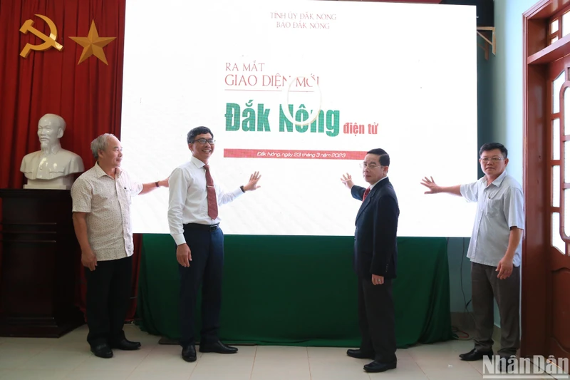 Các đại biểu tham dự và lãnh đạo Báo Đắk Nông nhấn nút khai trương giao diện mới Báo Đắk Nông điện tử.