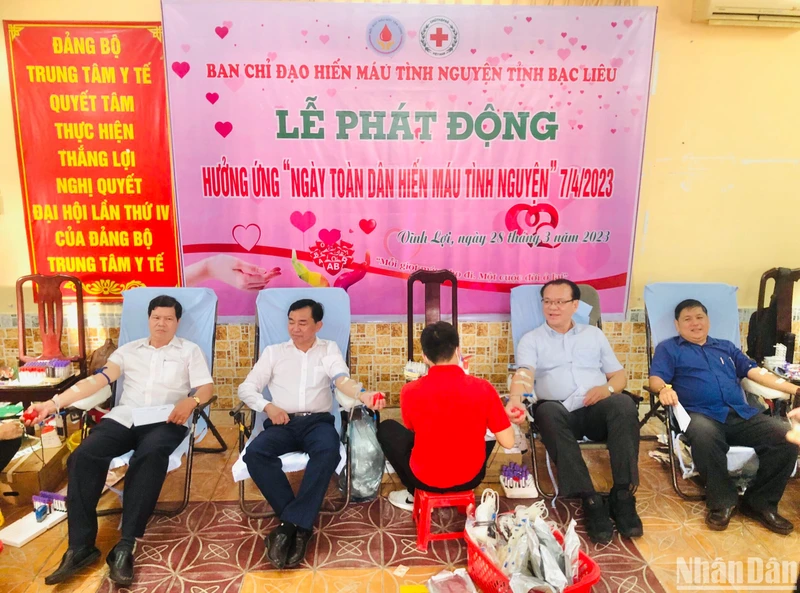 Phó Chủ tịch Ủy ban nhân dân tỉnh Bạc Liêu Phan Thanh Duy (người thứ 2, từ trái qua) tham gia hiến máu tình nguyện.