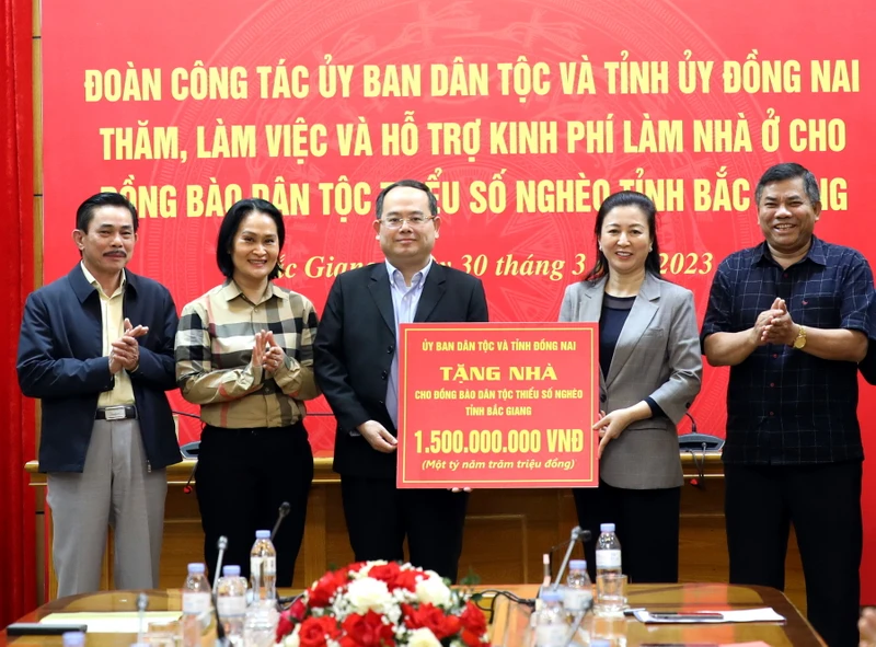 Phó Bí thư Tỉnh ủy Đồng Nai Quản Minh Cường trao bảng hỗ trợ kinh phí làm nhà ở cho đồng bào dân tộc thiểu số nghèo cho lãnh đạo tỉnh Bắc Giang.