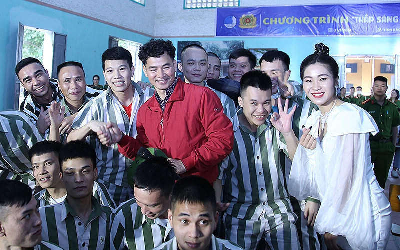 Nghệ sĩ Xuân Bắc, Gương mặt trẻ Việt Nam tiêu biểu năm 2022 Hà Myo giao lưu cùng các phạm nhân, trại viên Trại giam Ngọc Lý tại chương trình.