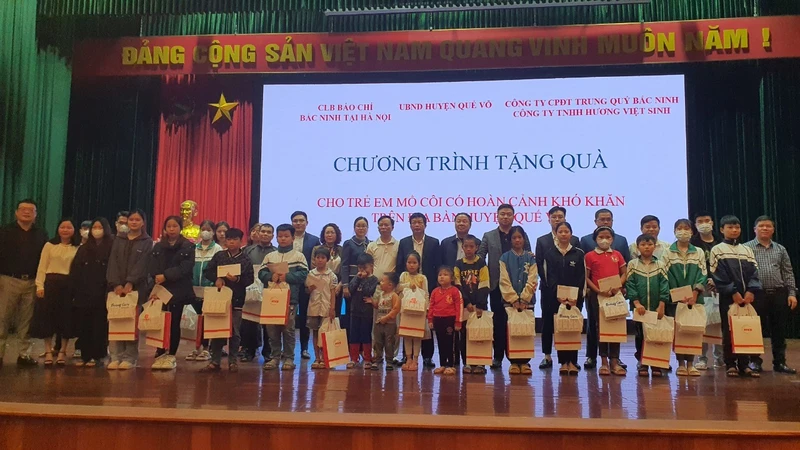 Câu lạc bộ Báo chí Bắc Ninh tại Hà Nội cùng nhà hảo tâm tặng quà cho 41 trẻ mồ côi cả cha lẫn mẹ ở huyện Quế Võ.