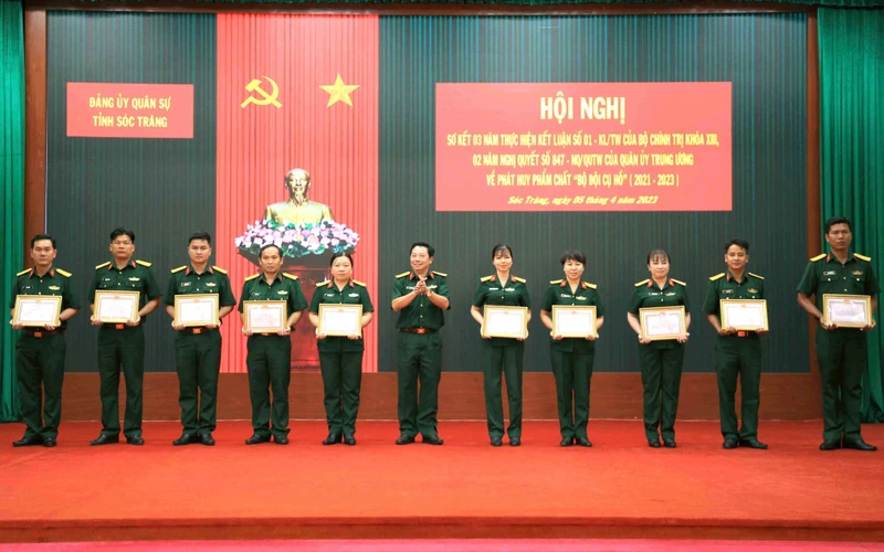 Đại tá Trần Quốc Khởi, Chỉ huy trưởng Bộ Chỉ huy Quân sự tỉnh Sóc Trăng khen thưởng cho các cá nhân.
