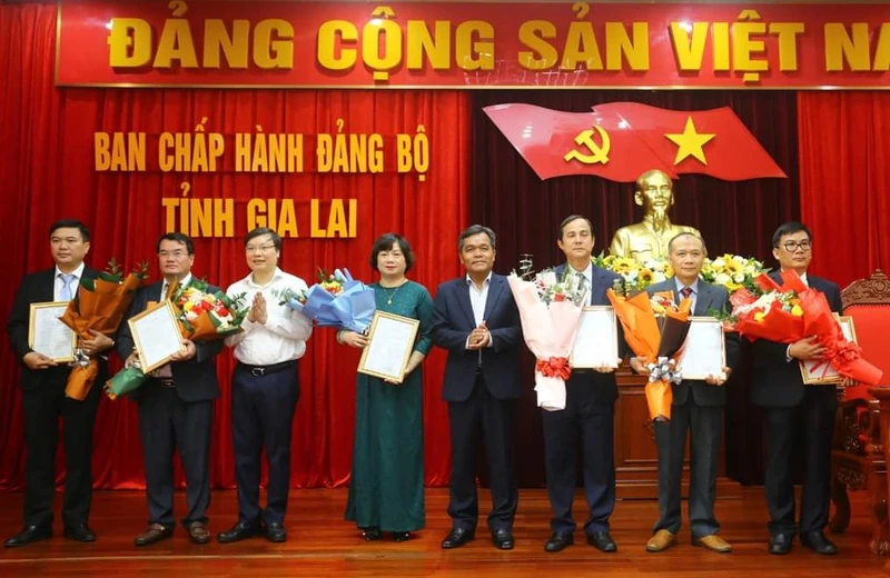 Bí thư Tỉnh ủy Gia Lai Hồ Văn Niên và Chủ tịch Ủy ban nhân dân tỉnh Gia Lai Trương Hải Long trao quyết định và tặng hoa chúc mừng các đồng chí vừa được điều động, bổ nhiệm.