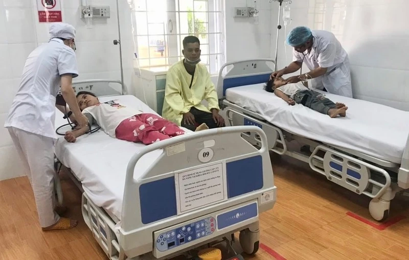 2 cháu Đinh Thưn và Đinh Ngục đang được theo dõi và điều trị tại Khoa Hồi sức Cấp cứu, Trung tâm Y tế huyện Chư Sê. (Ảnh: Như Nguyện)