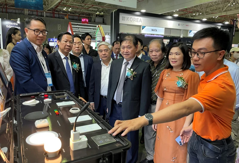 Lãnh đạo bộ, ngành và Thành phố Hồ Chí Minh tham quan mô hình nhà thông minh được trưng bày tại Smart City Asia 2023. 
