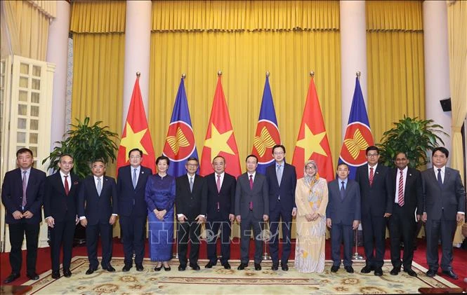 Chủ tịch nước Võ Văn Thưởng, Đại sứ các nước ASEAN và các đại biểu tham dự. (Ảnh: TTXVN) 