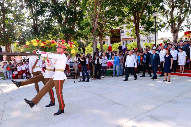 Chủ tịch Quốc hội Vương Đình Huệ dâng hoa tại tượng đài Chủ tịch Hồ Chí Minh. (Ảnh: TTXVN)