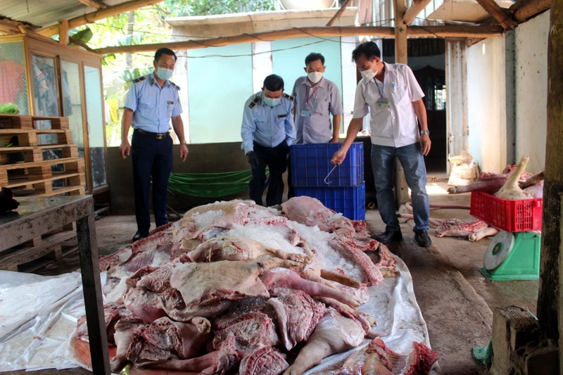 Lực lượng Đoàn kiểm tra liên ngành thành phố Biên Hòa kiểm tra số thịt lợn bên trong cơ sở.