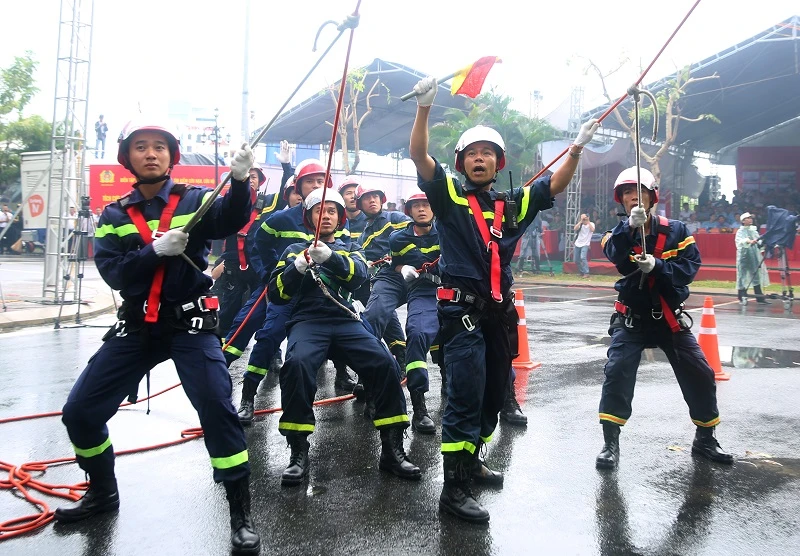 Diễn tập phương án phòng cháy, chữa cháy và cứu nạn, cứu hộ tại Đà Nẵng.