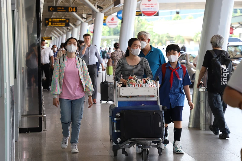 Người dân di chuyển ra sân bay Tân Sơn Nhất về quê, đi nghỉ lễ.