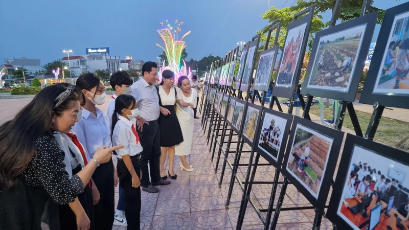 Đông đảo người dân đến xem trưng bày tranh, ảnh nghệ thuật về nông thôn mới huyện Bình Tân. 