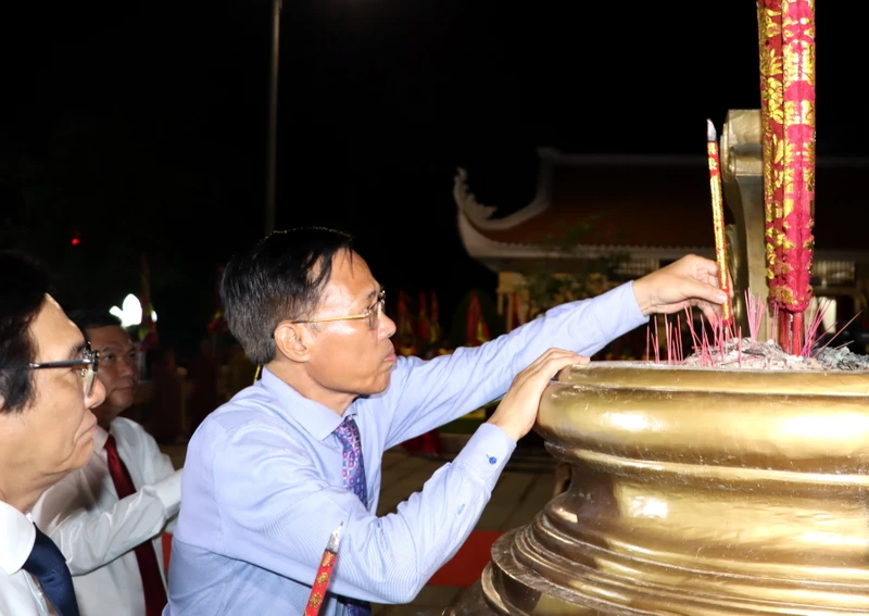 Lãnh đạo tỉnh Đồng Nai dâng hương tại Đền thờ các Vua Hùng trong Công viên văn hóa Hùng Vương.