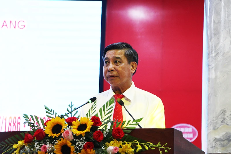 Chủ tịch Ủy ban nhân dân tỉnh Hậu Giang phát biểu ôn lại truyền thống.