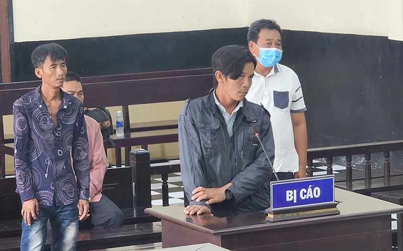 Trương Văn Khanh bị tuyên phạt 1 năm tù giam về tội khai thác cát trái phép.