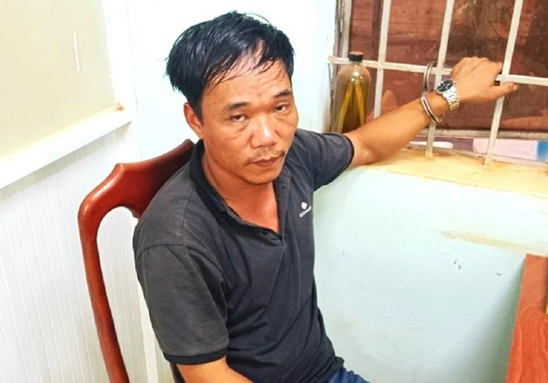 Đối tượng Nguyễn Duy Phương bị bắt giữ sau 1 năm lẩn trốn truy nã. (Ảnh: Công an cung cấp).