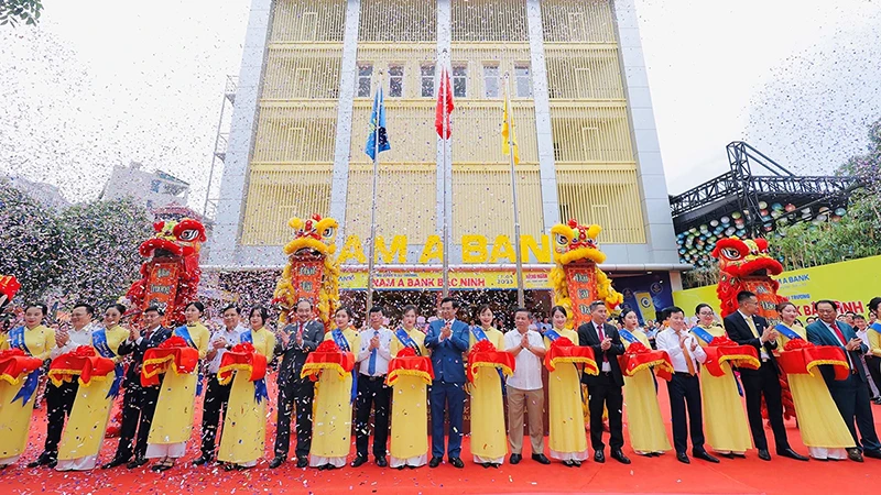 Lễ cắt băng khai trương Nam A Bank Bắc Ninh.