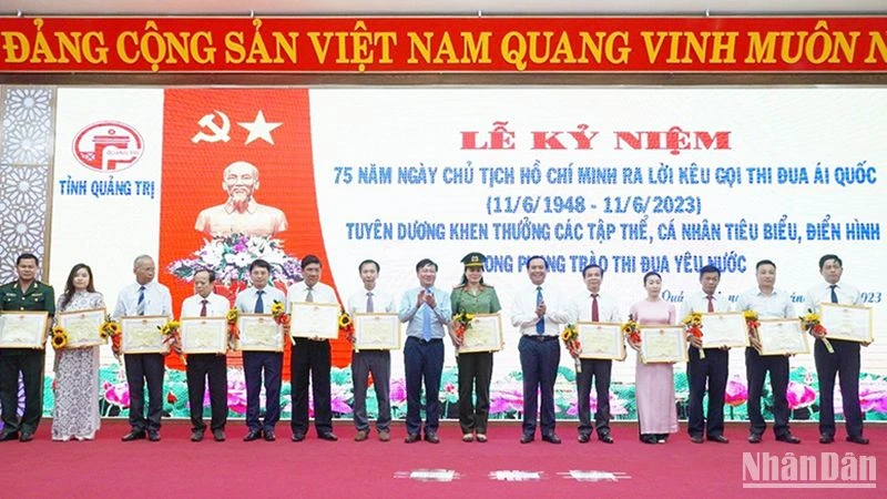 Lãnh đạo tỉnh Quảng Trị khen thưởng các tập thể có thành tích trong phòng trào thi đua yêu nước.