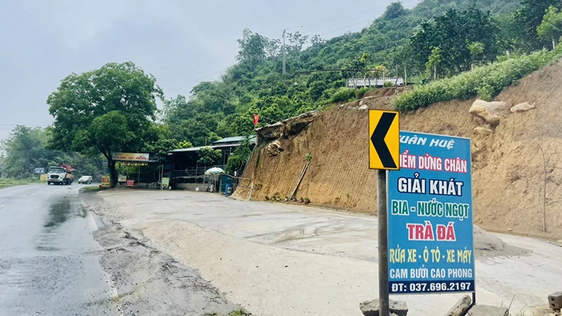 Hành lang giao thông thuộc quốc lộ số 6 đã bị gia đình ông Vũ Đức Thuận ngang nhiên khoét núi, đổ bê tông kiên cố "biến" thành điểm kinh doanh.