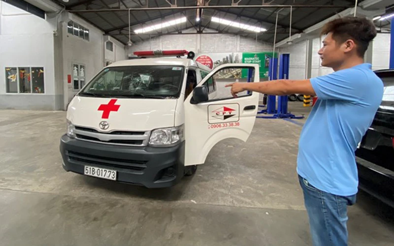 Hình ảnh xe cứu thương của Công ty TNHH Dịch vụ thương mại Cường Phúc Thọ bị các đối tượng ném đá vỡ kính quá trình vận chuyển cấp cứu bệnh nhân.