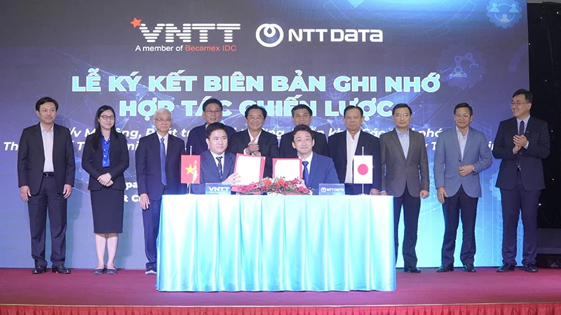Ký kết hợp tác chiến lược giữa Công ty VNTT và NTT Data trước sự chứng kiến của lãnh đạo tỉnh Bình Dương và lãnh đạo doanh nghiệp hai bên.