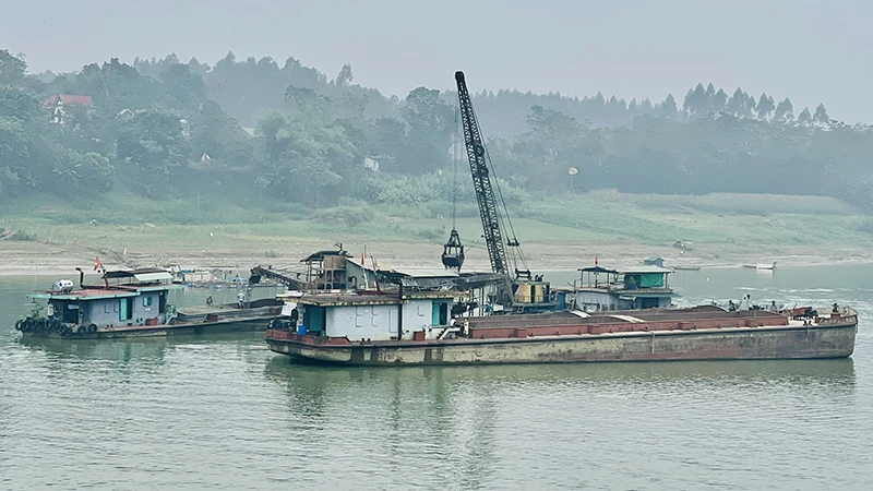 Việc khai thác cát sỏi trên sông đang được tỉnh Phú Thọ siết chặt nhằm hạn chế tình trạng khai thác cát sỏi chưa đúng quy định của pháp luật.
