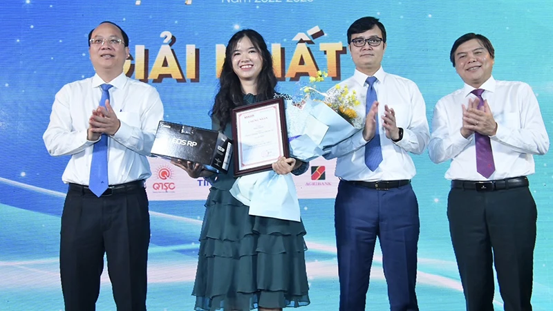 Ban Biên tập Báo Sài Gòn Giải Phóng trao giải Nhất cho các tác giả đạt giải “Tỏa sáng giá trị Việt” năm 2022-2023.