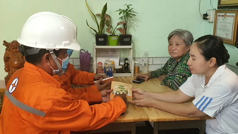 Công nhân ngành điện Thành phố Hồ Chí Minh hướng dẫn người dân sử dụng các thiết bị điện hiệu quả nhất.