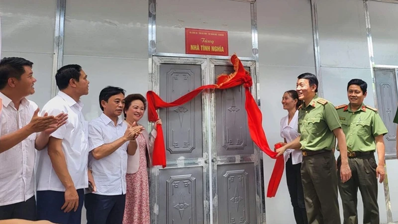 Đại diện Bộ Công an, tỉnh Hà Tĩnh và đơn vị đồng hành thực hiện lễ khánh thành nhà mới.