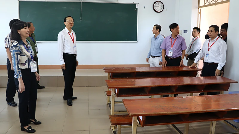 Đoàn công tác Bộ Giáo dục và Đào tạo kiểm tra phòng thi ở điểm thi Trường trung học phổ thông Ngô Quyền.