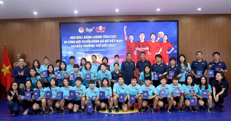 Lễ trao thưởng cho đội tuyển bóng đá nữ Việt Nam. (Ảnh: VFF)