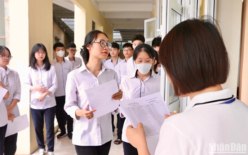 Các thí sinh làm thủ tục vào phòng thi tại điểm thi Trường Trung học phổ thông Ngô Quyền, thành phố Nam Định, tỉnh Nam Định.